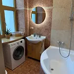 Urban Jungle 2-bedroom Old Town Air Conditioned * 브라티슬라바