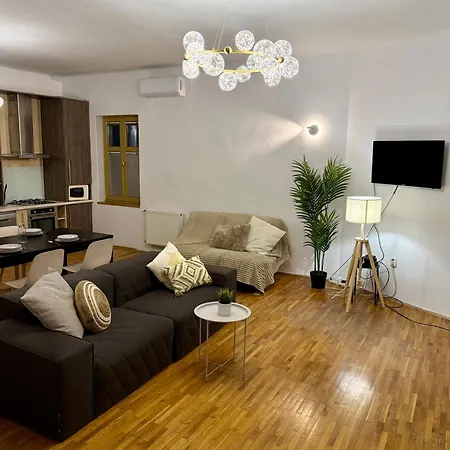 Urban Jungle 2-bedroom Old Town Air Conditioned