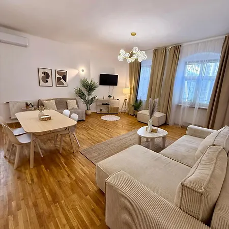 Urban Jungle 2-bedroom Old Town Air Conditioned ברטיסלאבה