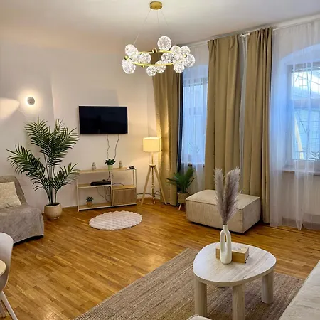 Urban Jungle 2-bedroom Old Town Air Conditioned Apartment *
