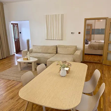 Urban Jungle 2-bedroom Old Town Air Conditioned *