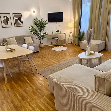 Urban Jungle 2-bedroom Old Town Air Conditioned Apartment *