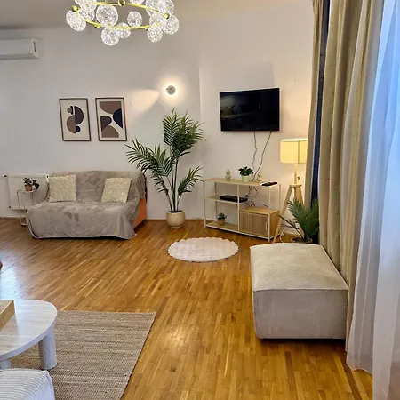 Urban Jungle 2-bedroom Old Town Air Conditioned
