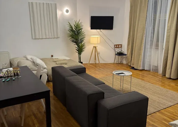Apartament Urban Jungle 2-bedroom Old Town Air Conditioned Bratislava