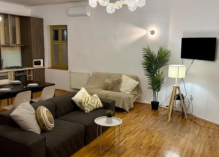 Urban Jungle 2-bedroom Old Town Air Conditioned