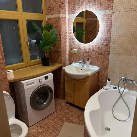 Urban Jungle 2-bedroom Old Town Air Conditioned *