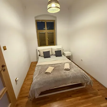 Urban Jungle 2-bedroom Old Town Air Conditioned Daire Bratislava